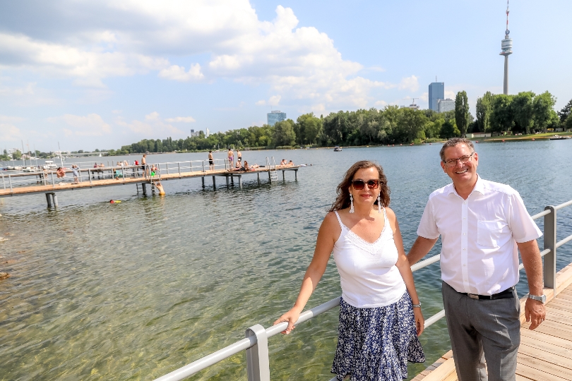 Gewässerstadträtin Ulli Sima und Floridsdorfs Bezirksvorsteher Georg Papai präsentieren neue Badestage an der Alten Donau.