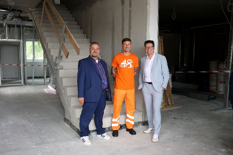 Stadtrat Jürgen Czernohorszky besichtigte mit 48er-Kollegen und dem stv. Abteilungsleiter Andreas Kuba das Gebäude.