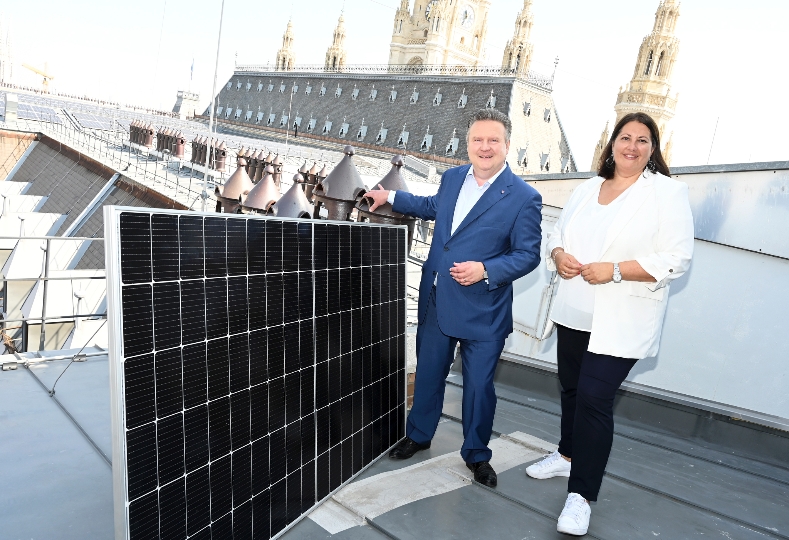 „Die Photovoltaik-Anlage am Dach des Wiener Rathauses ist ein zukunftsweisendes Projekt und Teil der Wiener Sonnenstrom-Offensive“, so Bürgermeister Michael Ludwig und Vizebürgermeisterin Kathrin Gaál.