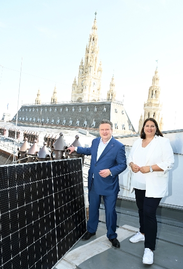 „Die Photovoltaik-Anlage am Dach des Wiener Rathauses ist ein zukunftsweisendes Projekt und Teil der Wiener Sonnenstrom-Offensive“, so Bürgermeister Michael Ludwig und Vizebürgermeisterin Kathrin Gaál.