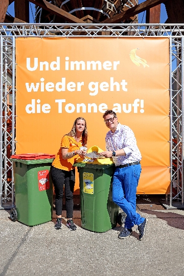 Klimastadtrat Jürgen Czernohorszky und 48er Mitarbeiterin mit der Mülltrenninfo