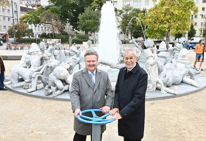 Bürgermeister Michael Ludwig und Bundespräsident Alexander Van der Bellen beim eröffnen des Jubiläumsbrunnen.