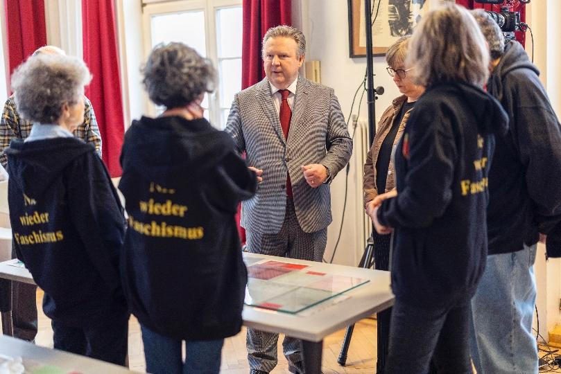 Bürgermeister Michael Ludwig bei seinem Besuch der offiziellen Präsentation der historischen Sammlung anlässlich des 75-jährigen Bestehens des KZ-Verbands.