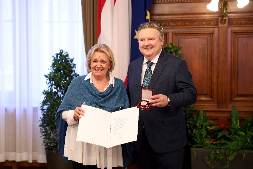 Bürgermeister Michael Ludwig mit Professorin Regina Polak (li.)