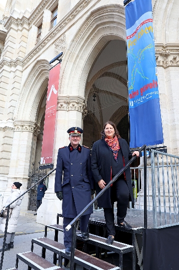 Hissen der Fahne " 16 Tage gegen Gewalt an Frauen" mit VBgmIn Kathrin Gaál, StR. Jürgen Czernohorszky und Polizeipräsident Gerhard Pürstl.
