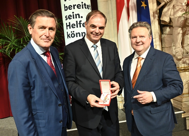 Bürgermeister Michael Ludwig (r.) und Feuerwehrstadtrat Peter Hanke (l.) mit Wolfgang Kastel