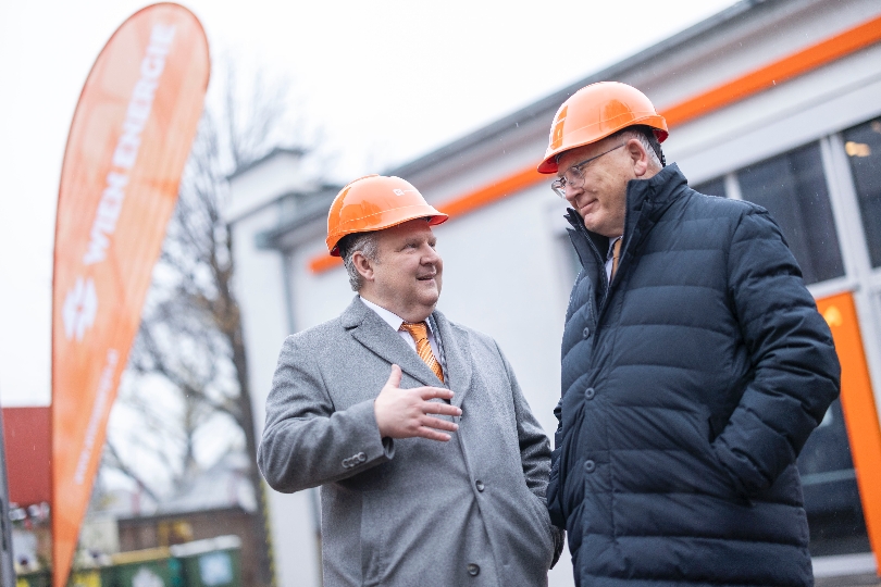 Bürgermeister Dr. Michael Ludwig und EU-Kommissar Nicolas Schmit besichtigen die Wärmepumpe in Simmering