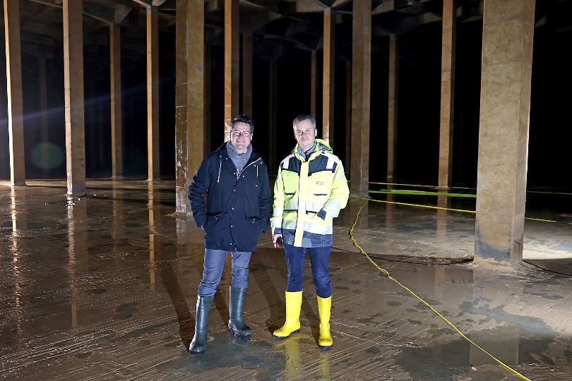Klimastadtrat Jürgen Czernohorszky und Wiener Wasser Chef Paul Hellmeier bei Reinigungsarbeiten im Wasserbehälter Neusiedl am Steinfeld.