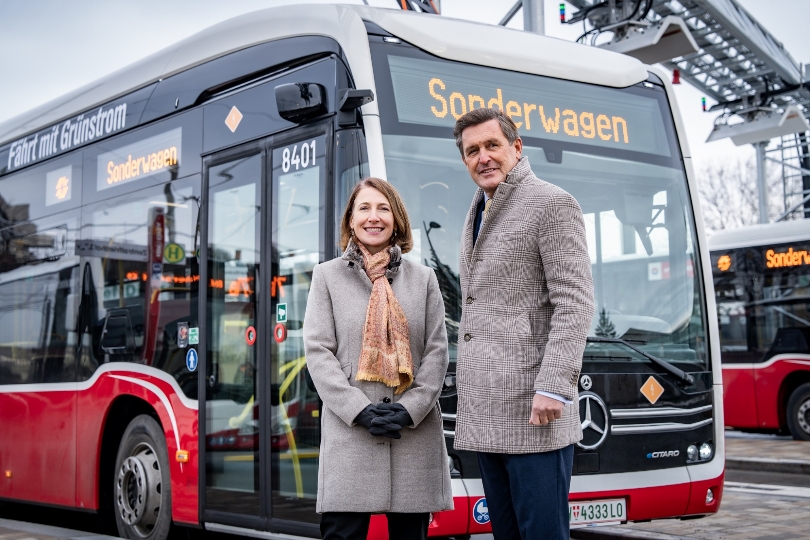 Gudrun Senk, Geschäftsführerin der Wiener Linien für den technischen Bereich, und Öffi-Stadtrat Peter Hanke vor dem neuen E-Bus der Wiener Linien.