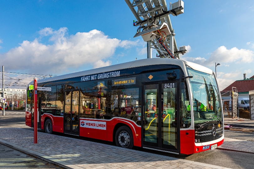 Der neue E-Bus der Wiener Linien an der Haltestelle und Ladestation „Zentralfriedhof 3. Tor“.
