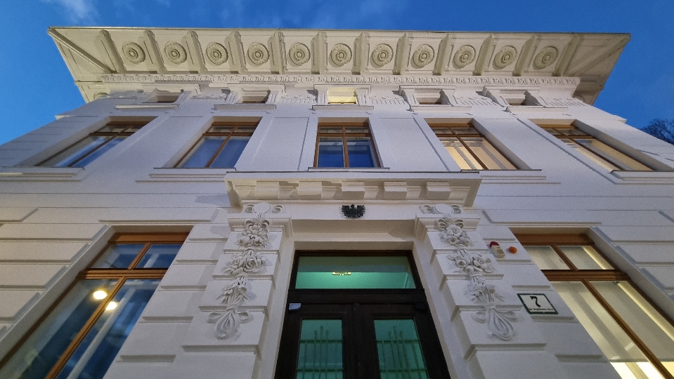 Fassade, Ornamente und Fenster des ehemaligen Schleusengebäudes am Brigittenauer Sporn in neuem Glanz!