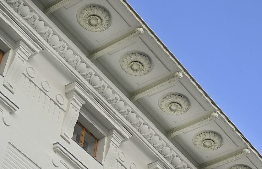 Fassade, Ornamente und Fenster des ehemaligen Schleusengebäudes am Brigittenauer Sporn in neuem Glanz!
