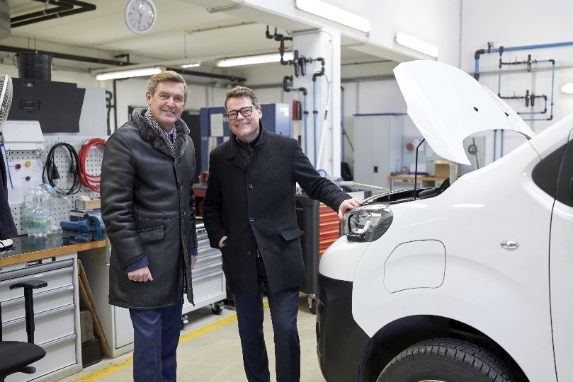 Wirtschaftsstadtrat Peter Hanke und Klimastadtrat Jürgen Czernohorszky neben einem Kraftfahrzeug mit alternativem Antrieb.