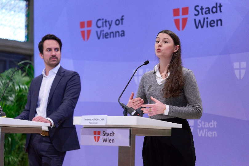 Vizebürgermeister Christoph Wiederkehr und Fabienne Mühlbacher (Die Failstunde) bei der Präsentation der Siegerprojekte der ersten Wiener Mutmillion