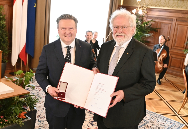 Bürgermeister Michael Ludwig überreichte Urkunde und Ehrenbürgernadel an Nobelpreisträger Anton Zeilinger