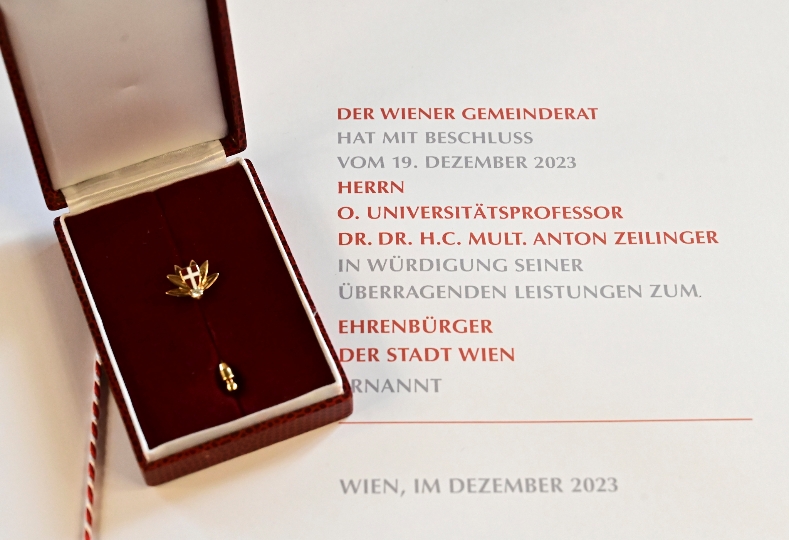 Ehrenbürgerurkunde und Ehrenbürgernadel der Stadt Wien an Anton Zeilinger überreicht