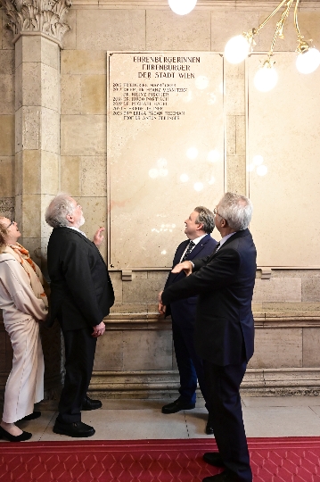 Bürgermeister Ludwig enthüllte gemeinsam mit Zeilinger die nun um dessen Namen ergänzte, marmorne Ehrentafel vor dem Stadtsenatssitzungssaal im Wiener Rathaus