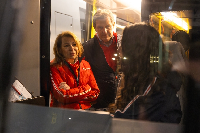 Wiener-Linien-Geschäftsführerin Alexandra Reinagl und Stadtrat Peter Hanke im Gespräch mit einer Mitarbeiterin.
