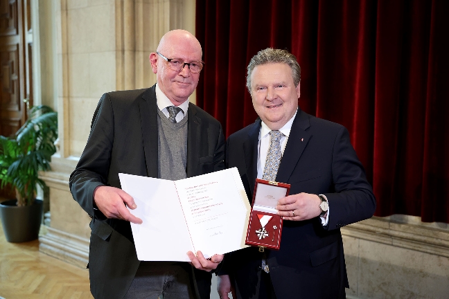 Verleihung des silbenen Verdienstzeichen des Landes Wien an Christian LUDWIG, durch Bürgermeister Michael Ludwig.