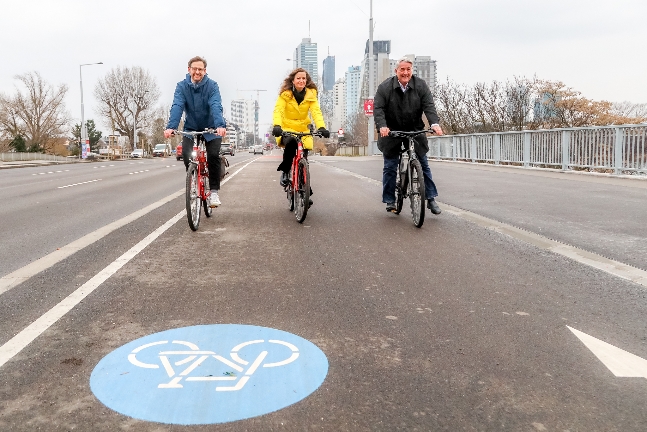 Wiens Radverkehrsbeauftragter Martin Blum, Mobilitätsstadträtin Ulli Sima und Bezirksvorsteher Ernst Nevrivy befahren den Radweg auf der Wagramer Straße.