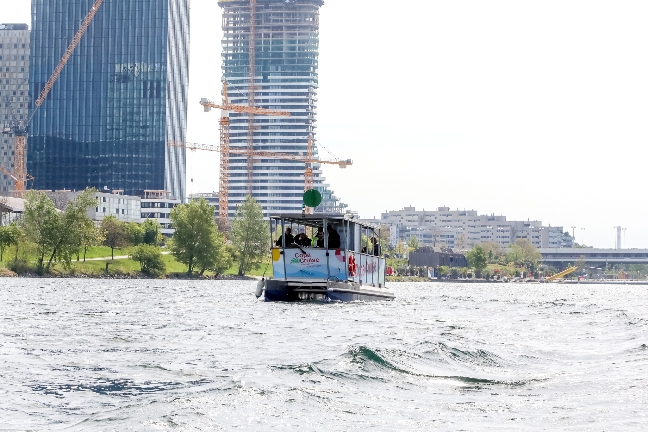Copa Cruise fährt auf der Neuen Donau.