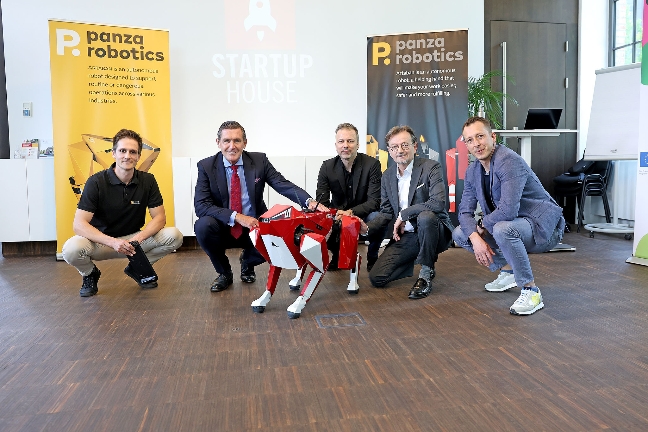 Fototermin - Wien weiterhin im internationalen Aufwind - mit Finanzstadtrat Peter Hanke, Gerhard Hirczi, GF Wirtschaftsagentur Wien, und dem StartUp Panzer Robotics.