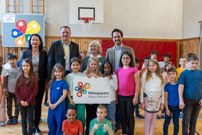Vizebürgermeister Christoph Wiederkehr und Simmerings Bezirksvorsteher Thomas Steinhart mit Kindern im Bildungsgrätzl Kaiser Ebersdorf.