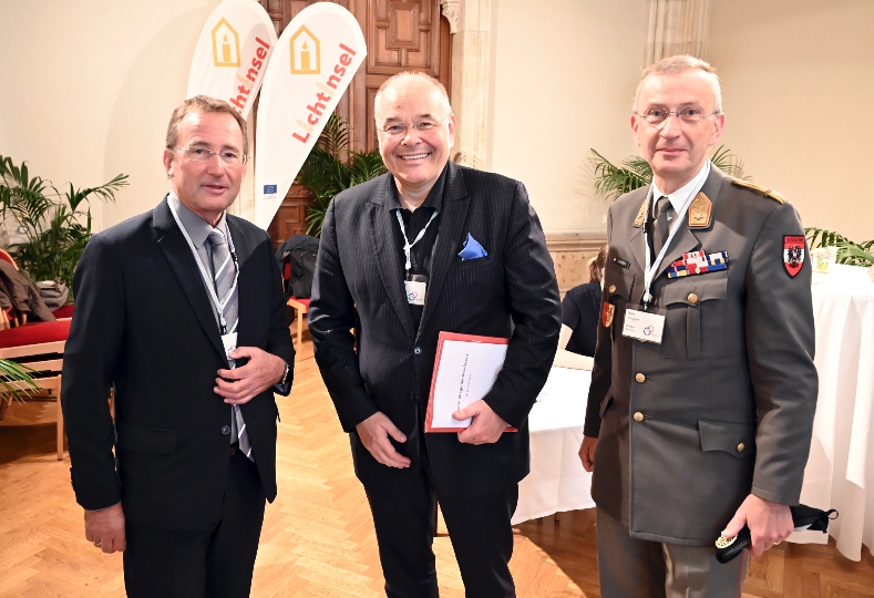 von li nach re: LPD-Präsident Gerhard Pürstl, MD-Stv. Wolfgang Müller und Militärkommandant Kurt Wagner