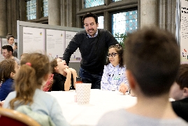 Vizebürgermeister Christoph Wiederkehr besichtigt die Ideenausstellung für die Partizipative Kinder-und Jugendmillion 2023/24.