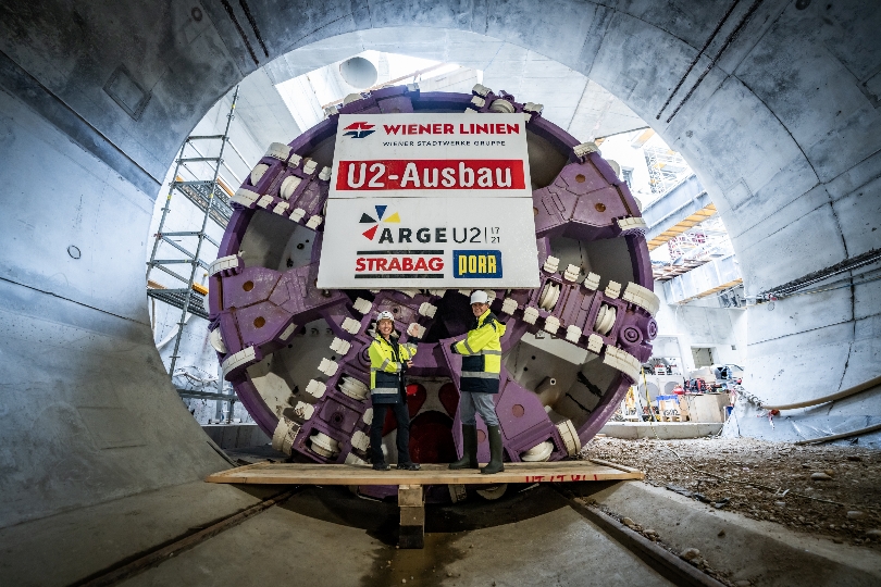 Geschäftsführerin technischer Bereich Wiener Linien Gudrun Senk und Stadtrat Peter Hanke vor der U2 Tunnelvortriebsmaschine.