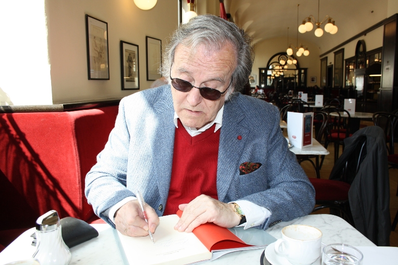Viel aus dem Leben gemacht: Der bekannte Wienerlied-Sänger und Maler Prof. Karl Hodina feiert demnächst seinen 75. Geburtstag