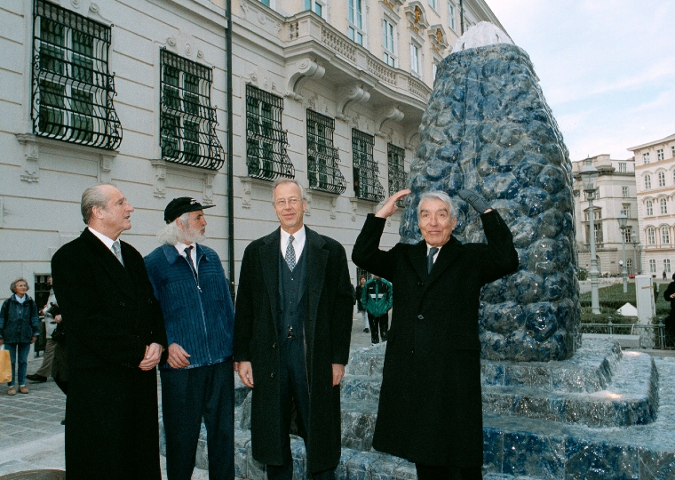 Enthüllung der Skulptur: von links nach rechts Bundespräs. Klestil, Hans Muhr, StR. Marboe, Bgm. a.D. Zilk