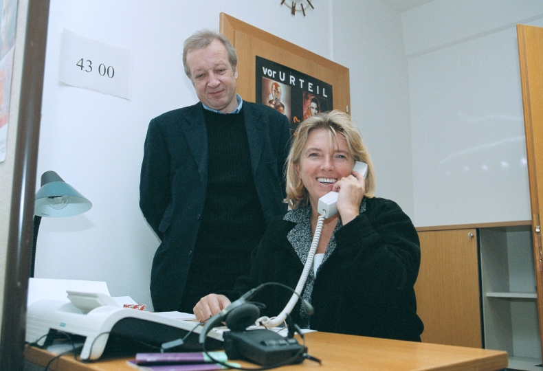 Vbgm. Grete Laska und der Leiter des Integrationsfonds Johannes Seitner am"Miteinander-Telefon"