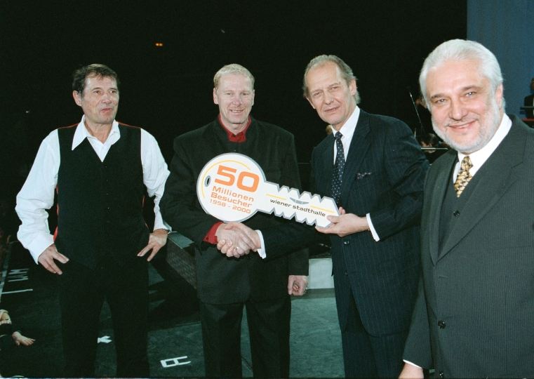 von links: Showstar Udo Jürgens, Gewinner Ernst Olsina, Bereichsdirektor Dr. Ferdinand Podkowicz und Stadthallen-Direktor Peter Gruber