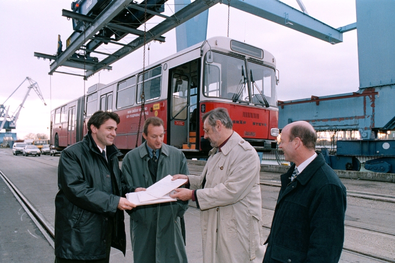 Verladung eines Busses im Wiener Hafen