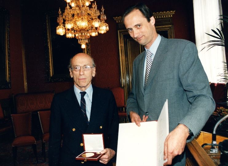 StR. Andreas Mailath-Pokorny bei der Überreichung der Ehrenmedaille in Gold an Frederic Morton