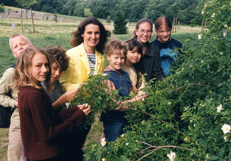 Tag der Artenvielfalt: StR. Isabella Kossina mit Kindern im Grünen