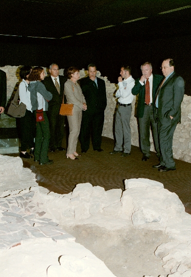 v.re.n.li.: Dr. Ariel Muzicant, Bgm. Dr. Michael Häupl und der israelische Ministerpräsident Ehud Barak (4. von rechts)