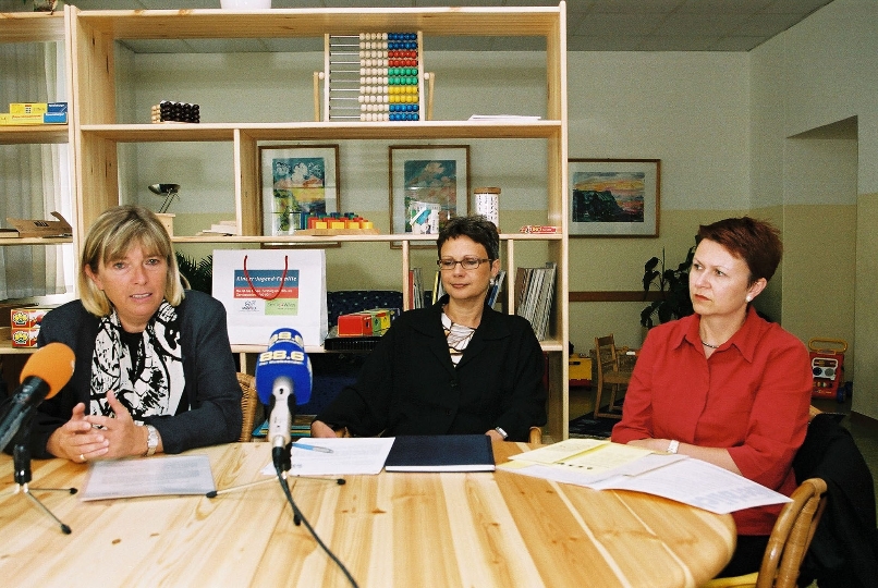 v.li.n.re.: StR. Grete Laska, Mag. Renate Balic-Benzing und die Sozialarbeiterin Herta Staffa bei der Eröffnung des 15. Wiener Besuchscafe