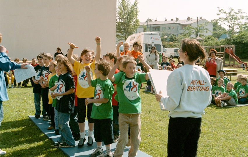 Wiener Volksschüler beim Schulwettbewerb "Mistmeister 2001"