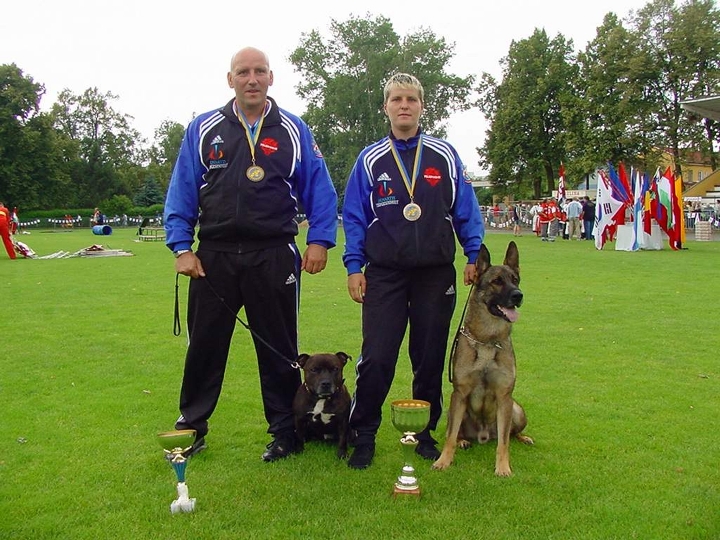 Magdalena Koczera mit ihrem deutschen Schäferhund Illo und Erwin Beireder mit seinem englishen Staffordshire Dominator