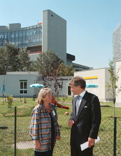 StR. Grete Laska und David B. Waller, Deputy Director General von der IAEA bei der Eröffnung des Kindertagesheimes auf dem Areal der Wiener UNO-City