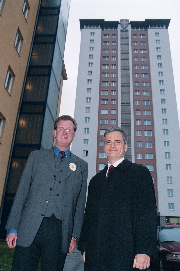 StR. Werner Faymann und Bezirksvorsteher Kurt Ph. Wimmer präsentieren das sanierte "Matzleinsdorfer Hochhaus"