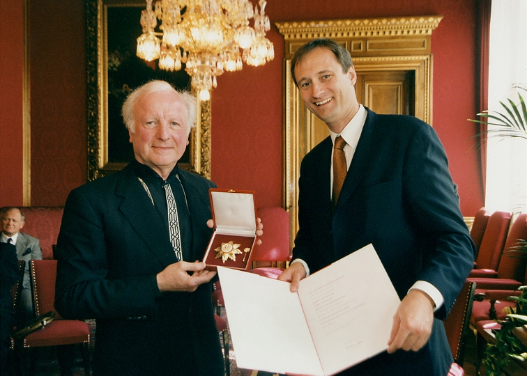 Überreichung des Goldenen Ehrenzeichens an Gerd Albrecht durch Kulturstadtrat Dr. Andreas Mailath-Pokorny