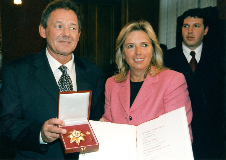 Überreichung des Goldenen Ehrenzeichens an Wolfgang Ambros durch Landeshauptmann-Stellvertreterin Grete Laska