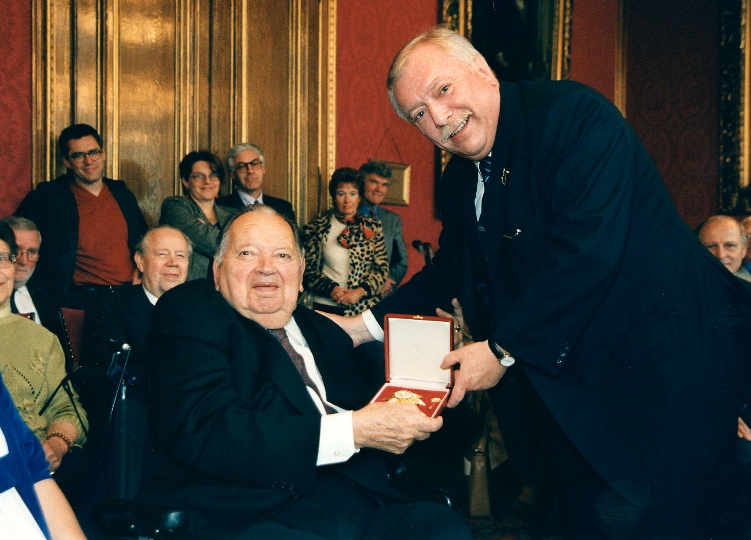 LH Dr. Michael Häupl überreichte Prof. Leon Askin das Goldene Ehrenzeichen für Verdienste um das Land Wien