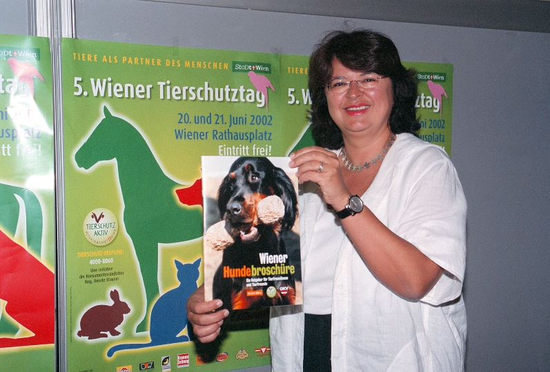 StR. Mag. Renate Brauner präsentiert die neue Hundebroschüre
