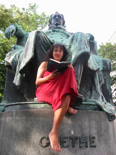 Andrea Sproll liest zu Füßen von Goethe