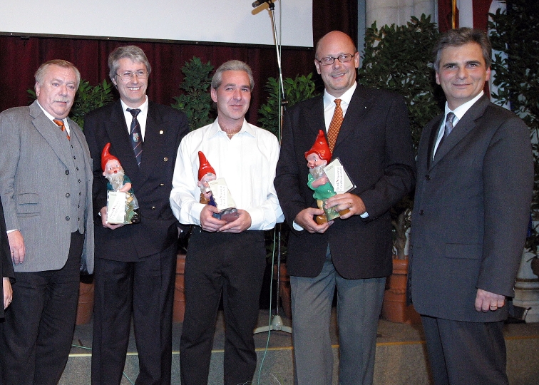Bgm. Dr. Michael Häupl und StR. Werner Faymann mit den Gewinnern Peter Wanieczek (re.), Helmut Chrobak und Lovis Ganzer
