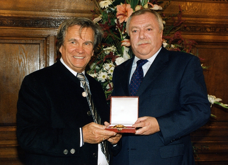 Landeshauptmann Dr. Michael Häupl überreicht Maestro Vladimir Fedosejev das Goldene Ehrenzeichen für Verdienste um das Land Wien